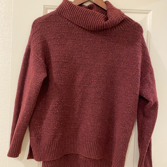 Old Navy Burgundy Turtle Neck Sweater, Size Medium - Picture 1 of 8